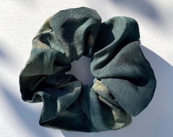 Jumbo Juniper Silk Scrunchie. Teñido a mano. Shibori. Scrunchie de seda. Gran Scrunchie. Scrunchie de gran tamaño. Cerceta. Accesorio para el cabello. Cero residuos.