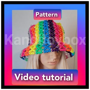 Peut inclure: Un chapeau seau color&eacute; en perles aux couleurs de l'arc-en-ciel. Le chapeau est fait de petites perles rondes et pr&eacute;sente le texte "Pattern" et "Video tutorial". Le chapeau est pr&eacute;sent&eacute; sur une t&ecirc;te de mannequin.