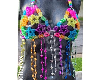 Puede incluir: Un top de bikini estilo halter confeccionado con cuentas de plástico multicolores dispuestas en patrones de estrellas. La prenda presenta tonos neón vibrantes que incluyen rosa, naranja, amarillo, verde, azul y morado, con flecos de cuentas.