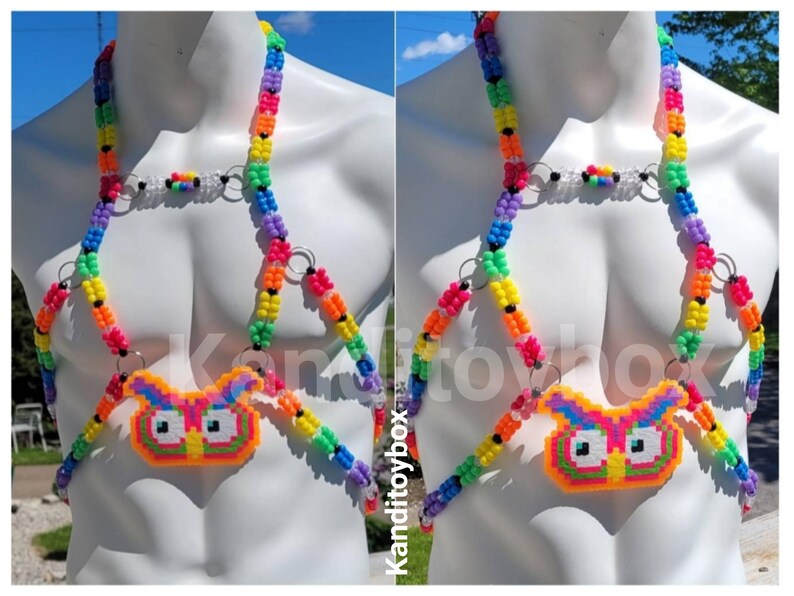Peut inclure: Un harnais de corps compos&eacute; de perles en plastique multicolores vives dispos&eacute;es selon un motif g&eacute;om&eacute;trique. Le design pr&eacute;sente un pendentif central en forme de hibou fait de perles fusionn&eacute;es, reli&eacute; par des anneaux m&eacute;talliques argent&eacute;s.
