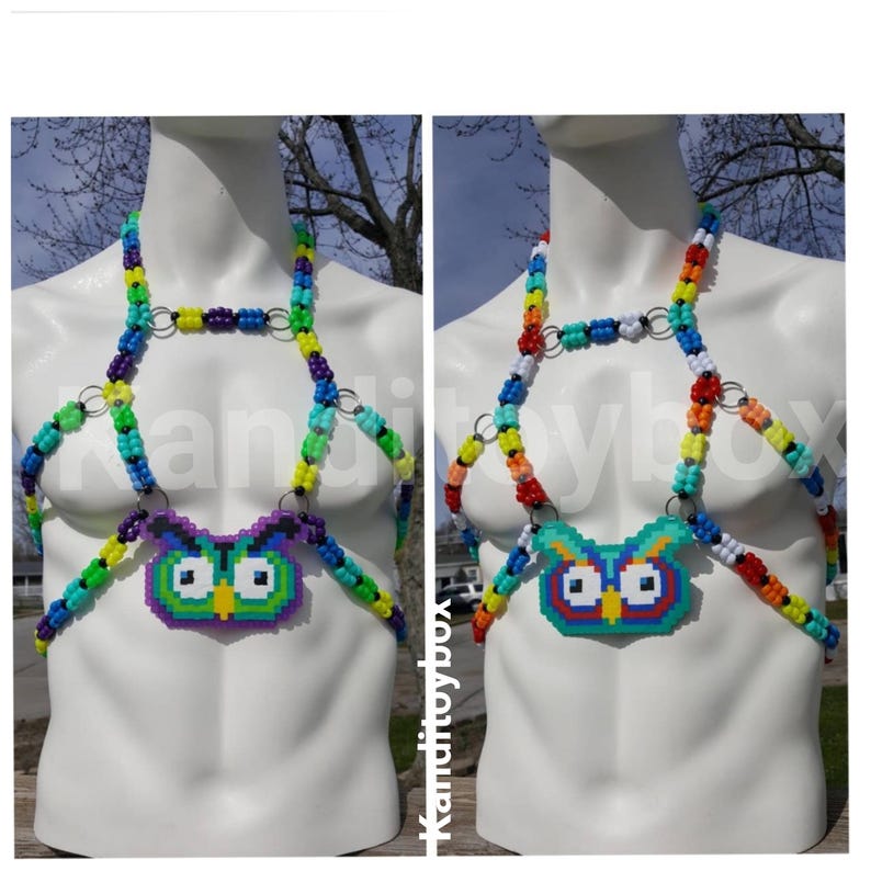 Peut inclure: Deux harnais de corps compos&eacute;s de perles en plastique color&eacute;es reli&eacute;es par des anneaux en m&eacute;tal argent&eacute;. Chaque harnais pr&eacute;sente un pendentif central en forme de hibou fait de perles &agrave; repasser pixelis&eacute;es aux motifs verts, violets, bleus et orange.
