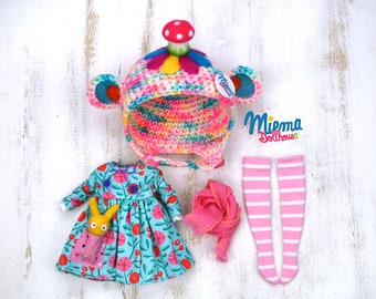 Conjunto de 5 artículos: casco, vestido, conejito en el bolsillo, bufanda y calcetines para muñecas Blythe de Miema Dollhouse / CO-107