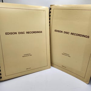 以下が含まれることがあります： 「エジソン・ディスク・レコーディングス」というタイトルと「レイモンド・R・ワイル編」というテキストが書かれた、黄色のバインダー2冊。