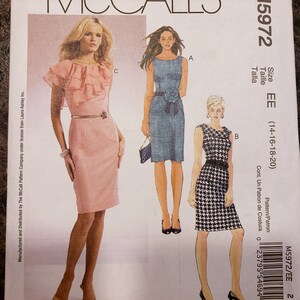 Może przedstawiać: Wz&oacute;r szycia sukienki od McCall's, z wzorem autorstwa Laury Ashley. Wz&oacute;r zawiera trzy r&oacute;żne style sukienek: r&oacute;żową sukienkę z falbankami, niebieską sukienkę z paskiem i czarno-białą sukienkę w kratę.