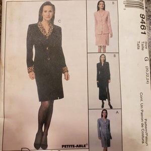 Może przedstawiać: Wz&oacute;r szycia sukienki w trzech r&oacute;żnych stylach. Wz&oacute;r jest dla rozmiar&oacute;w 20, 22 i 24. Sukienka jest opisana jako "Dress Alternatives" i "La robe aux multi-facettes".