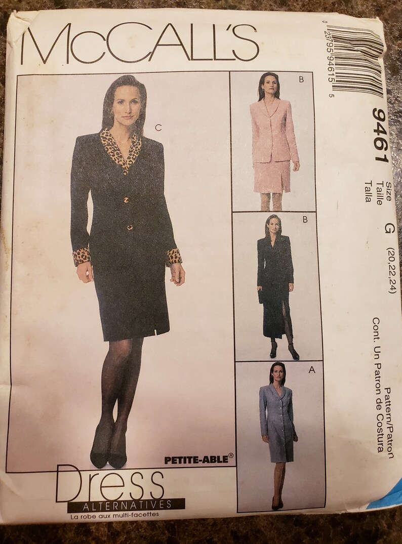 Może przedstawiać: Wz&oacute;r szycia sukienki w trzech r&oacute;żnych stylach. Wz&oacute;r jest dla rozmiar&oacute;w 20, 22 i 24. Sukienka jest opisana jako "Dress Alternatives" i "La robe aux multi-facettes".