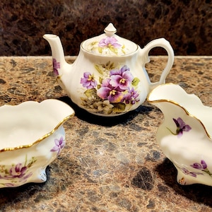 Auswahl an Vintage Teekanne oder Sahne und Zucker Set in violettem Muster - Gebraucht