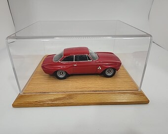 Modellino in scala 1/24 dell'Alfa Romeo 2000GTAm "HIGH-TECH MODEL" con teca in acrilico.
