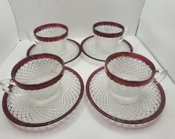 Set vintage di 4 tazze Indiana Glass color rosso rubino con decorazioni a punta di diamante e piattini.