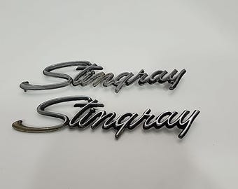 Coppia di stemmi vintage per parafanghi della Corvette C3 Stingray del periodo 1969-1973.