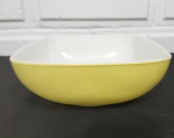 Pyrex Yellow 525-B 2 1/2 Qt Vintage Covered Rounded Square Hostess