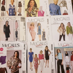 Może przedstawiać: Kolekcja ośmiu wzor&oacute;w krawieckich do szycia odzieży damskiej. Wzory pochodzą od McCall's i prezentują r&oacute;żnorodne style, w tym kurtki, bluzki, sukienki i spodnie. Wzory są wydrukowane na białym papierze z czarnym i czerwonym tekstem.