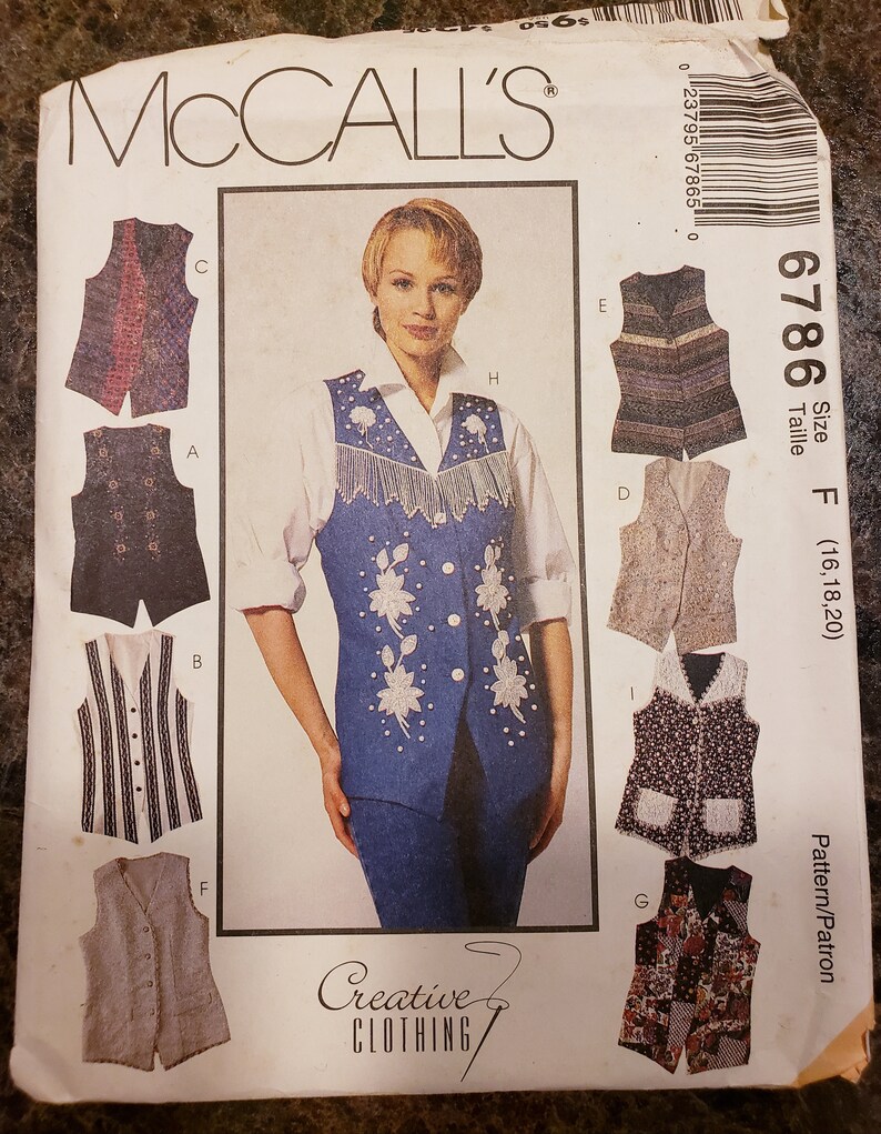 Może przedstawiać: Wz&oacute;r szycia kamizelki, McCall's wz&oacute;r numer 6786, rozmiar F (16, 18, 20). Wz&oacute;r zawiera siedem r&oacute;żnych wzor&oacute;w kamizelek, w tym kamizelkę dżinsową z haftem kwiatowym, kamizelkę w paski i kamizelkę patchworkową.
