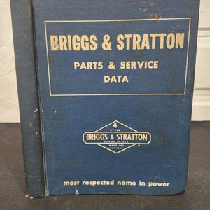 Puede incluir: Un manual azul vintage de Briggs & Stratton Parts & Service Data. La portada presenta letras doradas y un logotipo con el texto "most respected name in power". El manual es para motores de gasolina de 4 tiempos.