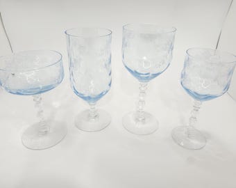 Auswahl an Vintage Fostoria Serenity Blue Etched Crystal Glass