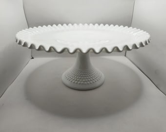 Alzata per torta vintage Fenton in vetro bianco latte con decorazione a rilievo.