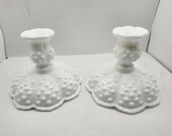 Portacandele vintage Fenton in vetro opalino con decorazione a rilievo - Si prega di leggere la descrizione completa