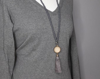 Long wooden necklace in gray with Polaris cabochon and tassel