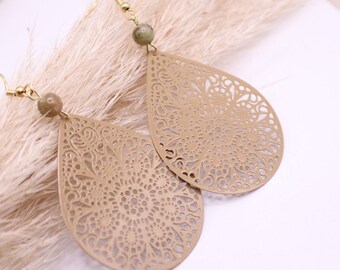 Boucles d'oreilles bohèmes romantiques en beige avec perles de pierre