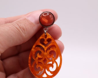 Ohrstecker in orange/silber mit romantischem Acryl- Ornament in orange