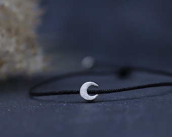 Zartes Armband mit Mond aus echtem Silber am schwarzen Armband