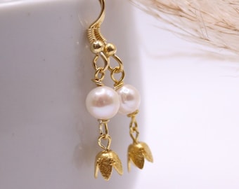 Boucles d'oreilles en perles véritables avec calice floral en argent doré