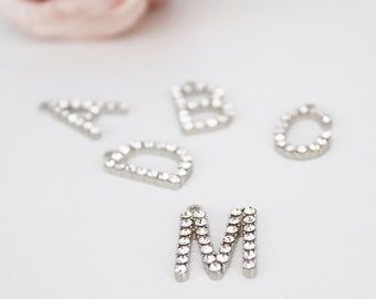 Letter, initiaal in oud zilver met strass steentjes