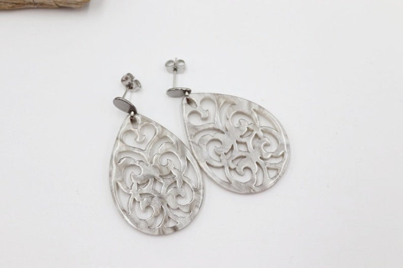 Ohrhänger mit romantischem Acryl Ornament in hellem türkis, grau oder weiß Grau