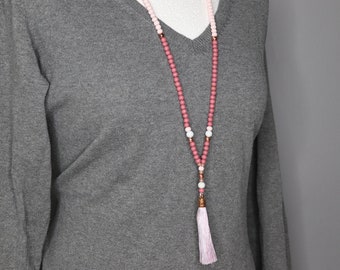 Long Y-shaped necklace made of wooden beads in pink and wine red with a tassel