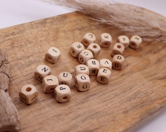 2 houten letters, 11 mm, bedrukt