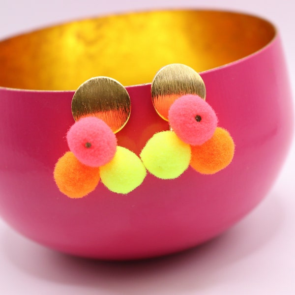 Ohrstecker mit Pompoms in neon