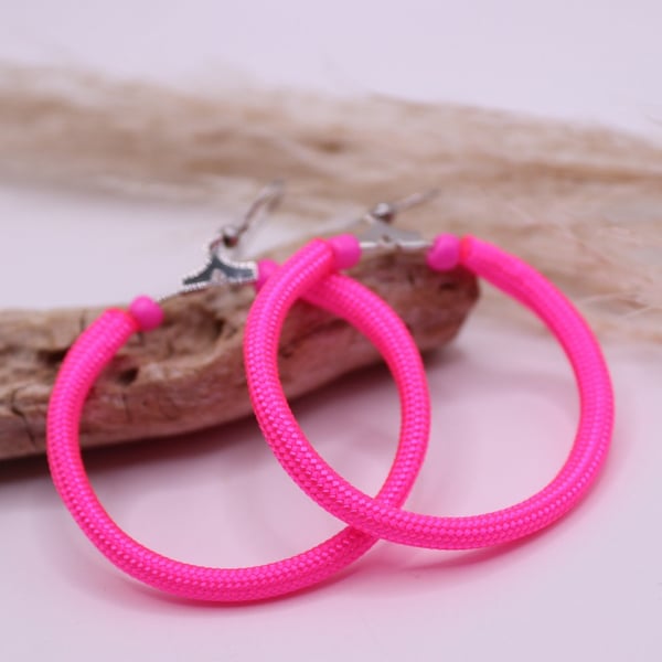 Schlichte Ohrhänger in neon- pink (40 mm)