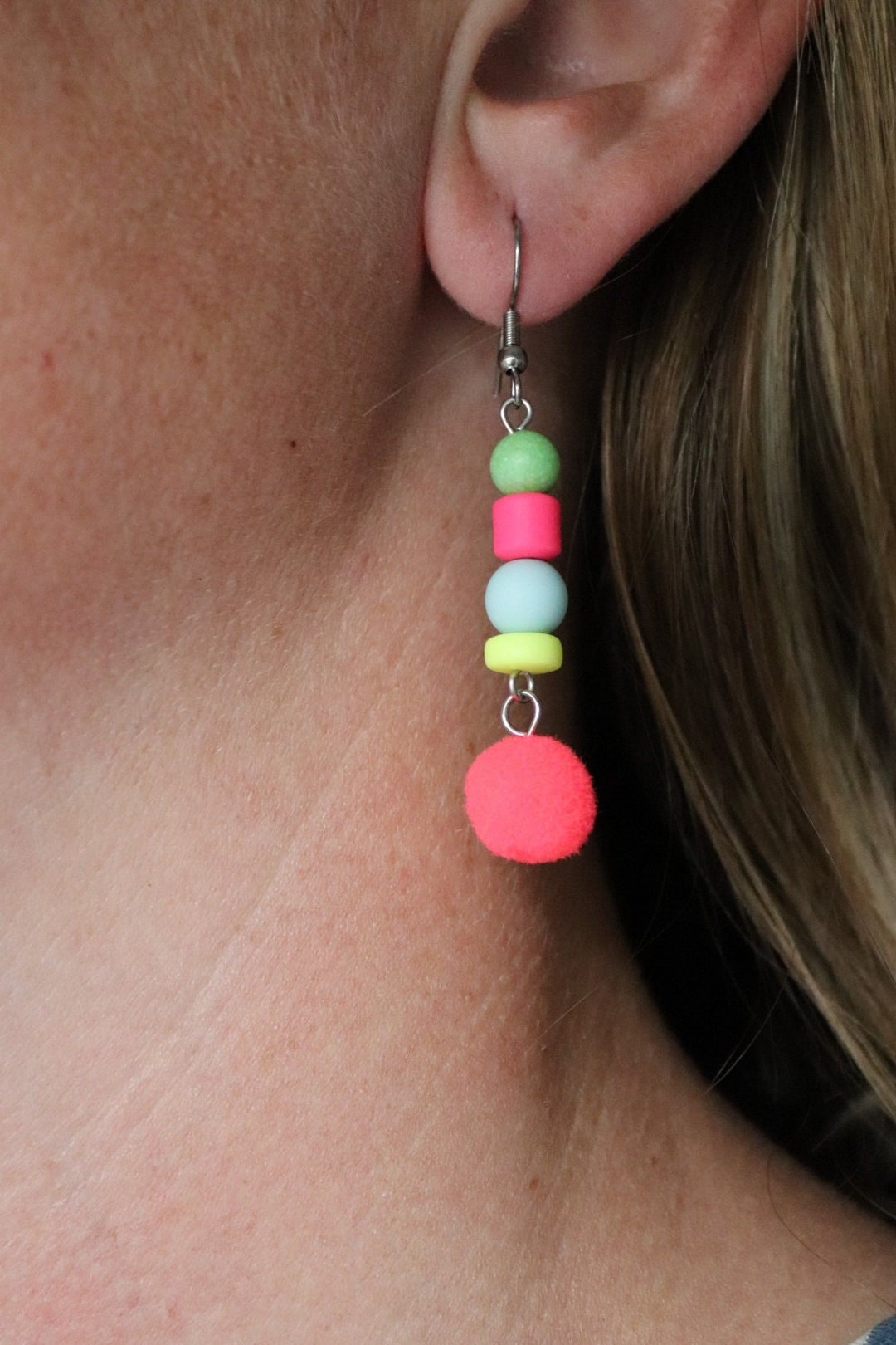 perlenohrringe hängend bunt Bunte Hängeohrringe mit Perlen und Neon Bommel Etsyde