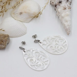 Ohrhänger mit romantischem Acryl Ornament in hellem türkis, grau oder weiß Bild 3