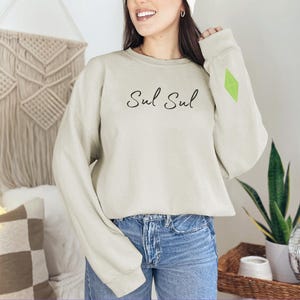 Sul Sul Sims Crewneck Sweatshirt – Plumbob Sleeve Detail, Cozy Gamer Pullover, Sims Fan Gift, Simlish Sweatshirt, Gaming Apparel, Sims 4