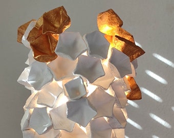 Papierlampe, Papierskulptur, Wohndekor, Lichtskulptur, Papiermachélampe, zeitgenössisches Design, Tischlampe