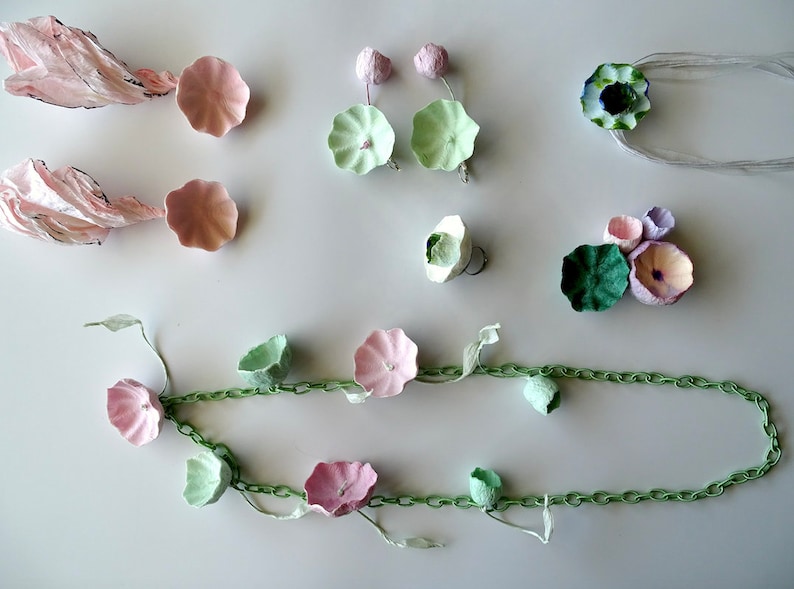 60/% OFF Special Price Paper Jewelry: 2 floral Necklaces Jewelry Gift Ideas ! 2 Earrings +1 paper ring 1 brooch