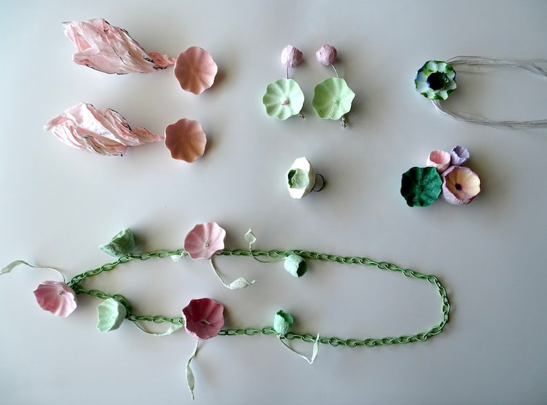 60/% OFF Special Price Paper Jewelry: 2 floral Necklaces Jewelry Gift Ideas ! 2 Earrings +1 paper ring 1 brooch