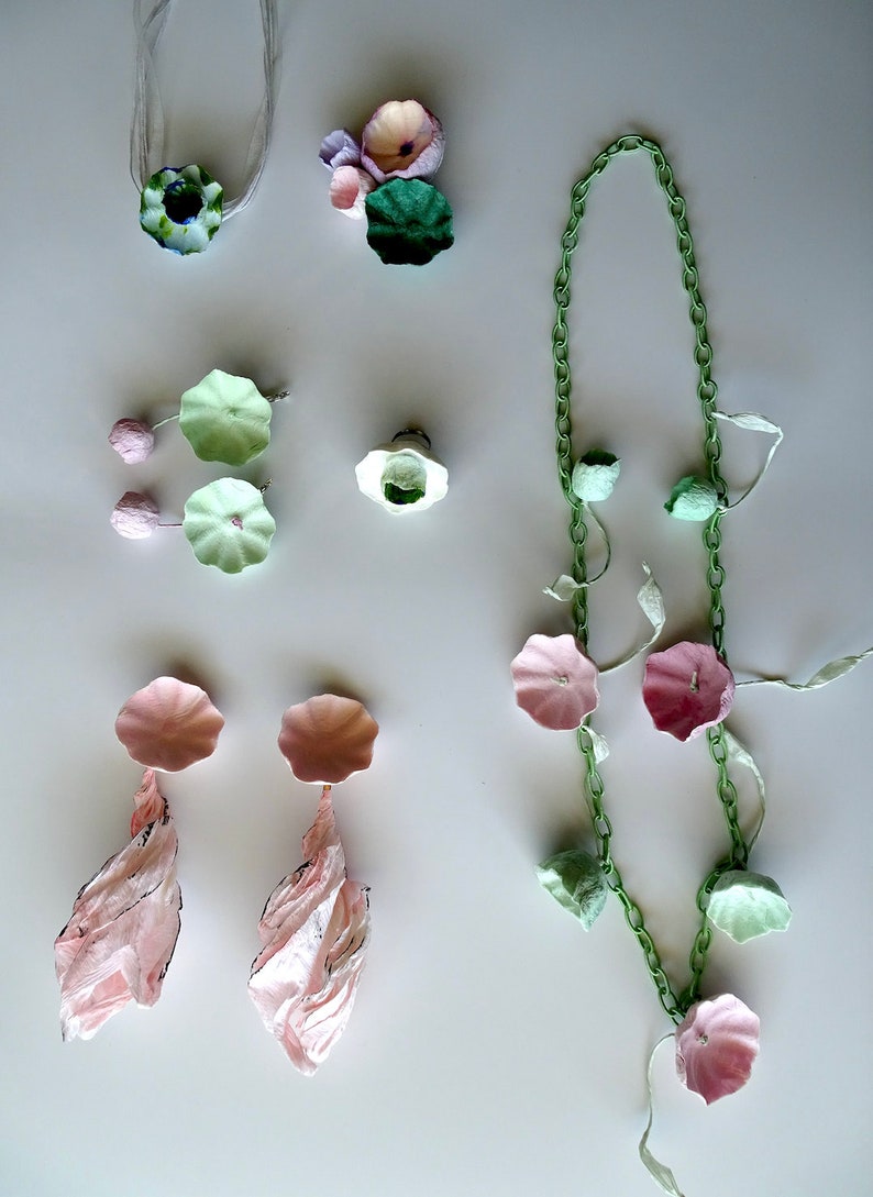 60/% OFF Special Price Paper Jewelry: 2 floral Necklaces Jewelry Gift Ideas ! 2 Earrings +1 paper ring 1 brooch