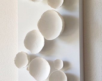 Wall Art Panel, weiße 3D-Wandtafel, Pappmaché 3D, Wanddekoration, Pappmaché abstrakte Komposition, zeitgenössisches Wanddekor