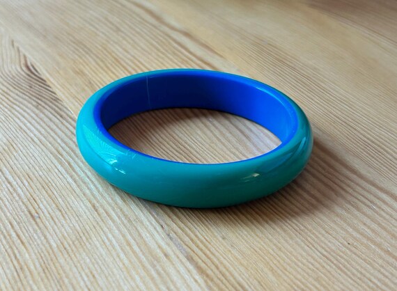 Two-Tone Lucite Bangle: Mod Blue & Green Stacking… - image 6