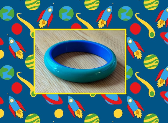 Two-Tone Lucite Bangle: Mod Blue & Green Stacking… - image 1