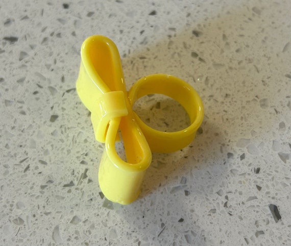 Lucite Bow Ring,Yellow Lucite Ring,80's Bow Ring,… - image 3