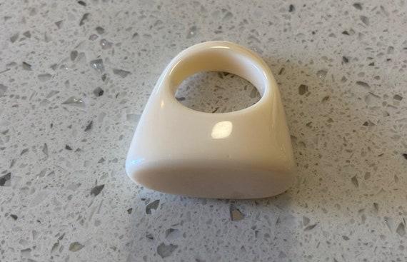 Cream Acrylic Geometric Ring, Size 7, Mod Cocktai… - image 9
