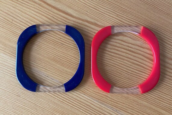 Vintage 1970s Lucite Bangle Set: Red and Navy Blu… - image 2