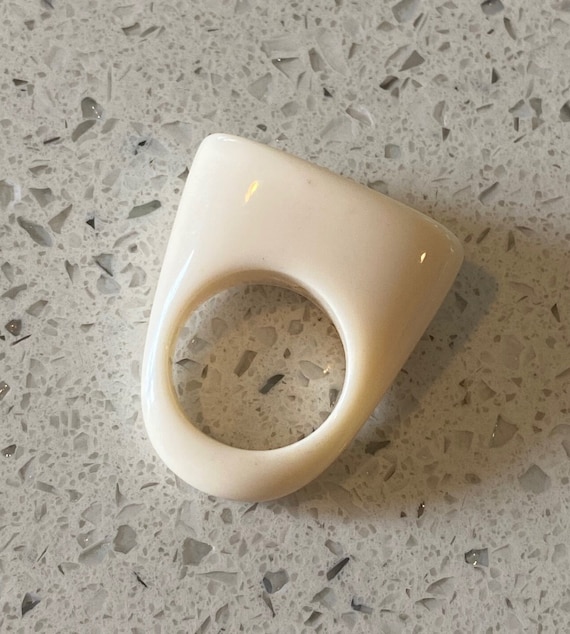 Cream Acrylic Geometric Ring, Size 7, Mod Cocktai… - image 3