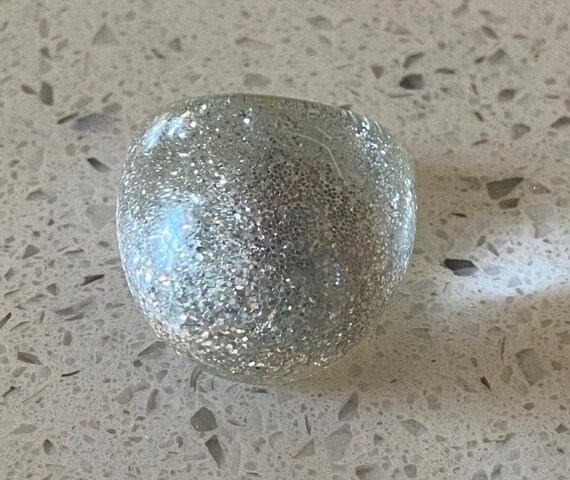 Vintage Lucite Bubble Ring: Silver Glitter Mod Ri… - image 4