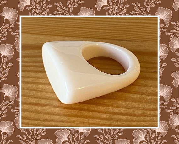 Cream Acrylic Geometric Ring, Size 7, Mod Cocktai… - image 1