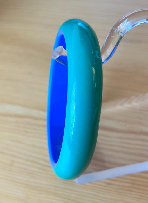 Two-Tone Lucite Bangle: Mod Blue & Green Stacking… - image 3