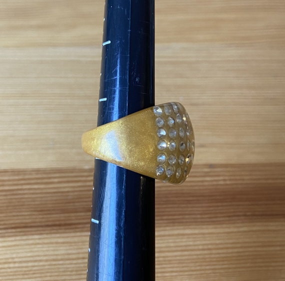 Vintage Rhinestone Lucite Ring, Marbled Gold Stat… - image 6